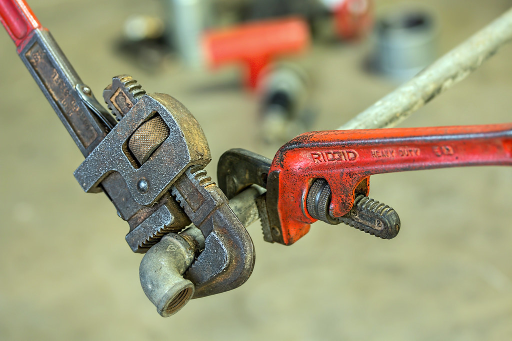 Plumbing pipe wrenches